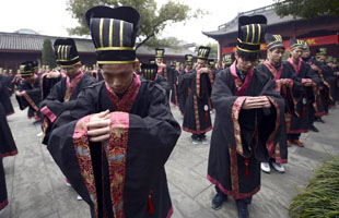 大学辅导员带领学生拍创意毕业照 7个班700张