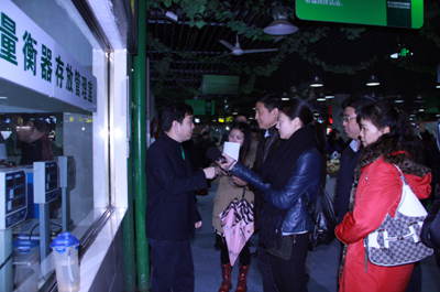 赵孟进带队检查农贸市场电子计价秤管理
