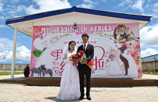 一对90后中国新人的非洲工地婚礼