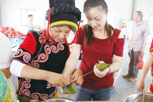 包粽子增友谊