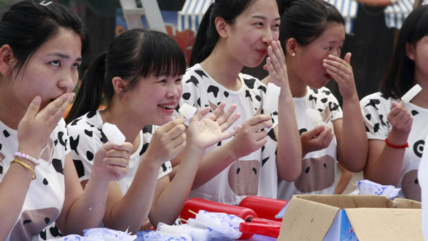 杭州举办吃雪糕大赛 市民消暑降温