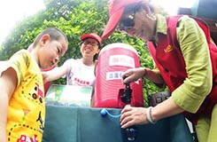 浙江：高温天 各地推出免费凉茶服务市民