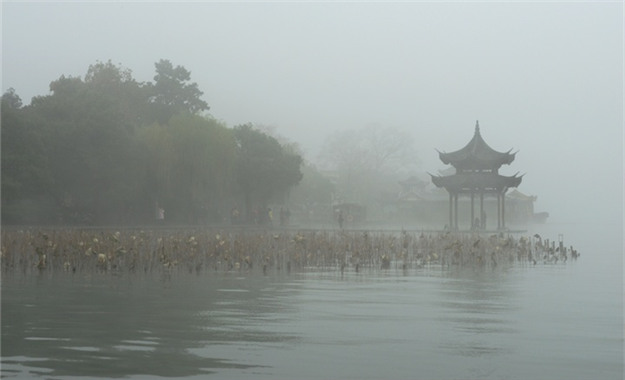 晴不如雨 雨不如雾 看雾西湖里山色空蒙雨亦奇