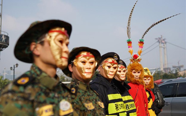 重庆一景区安保人员换“猴”装