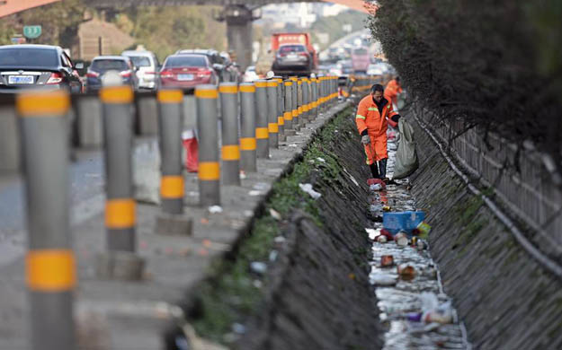 春运期间60公里高速路每天清垃圾逾20吨 拥堵路段几成“垃圾场”