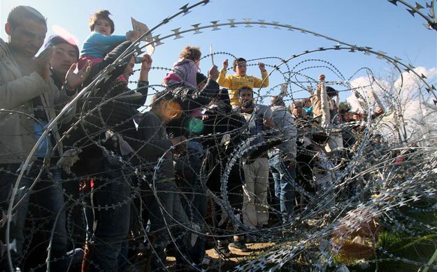 大量难民滞留希腊与马其顿边界