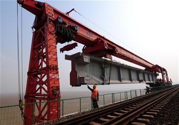 江西九江：九景衢铁路鄱阳湖特大桥架梁工程顺利推进