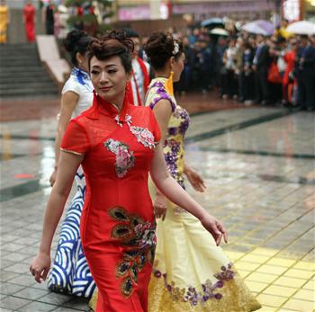重庆举行旗袍秀庆祝“三八”妇女节