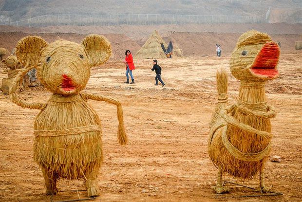 河南洛阳：工地上的稻草人艺术节