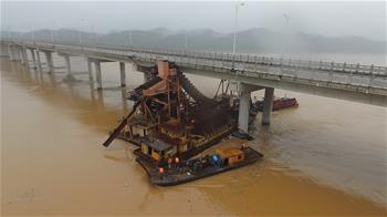 江西赣州暴雨致水位猛涨 采沙船被洪水冲走撞上大桥