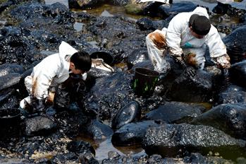 台湾一艘货柜船搁浅 重油泄漏污染