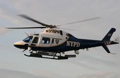 英国：警方直升机空中捉贼 孩子们摆“人形箭头”指引
