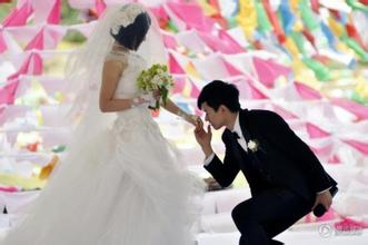 杭州90後情侶集體“裸婚” 坦言愛情高于物質