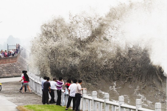 超级月亮引发大潮