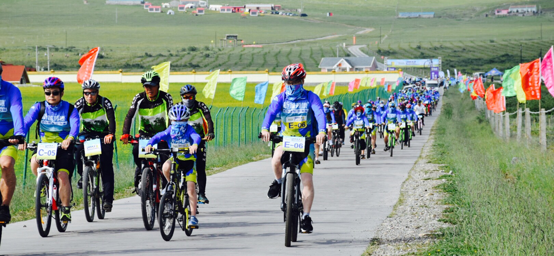 运动员正在骑行