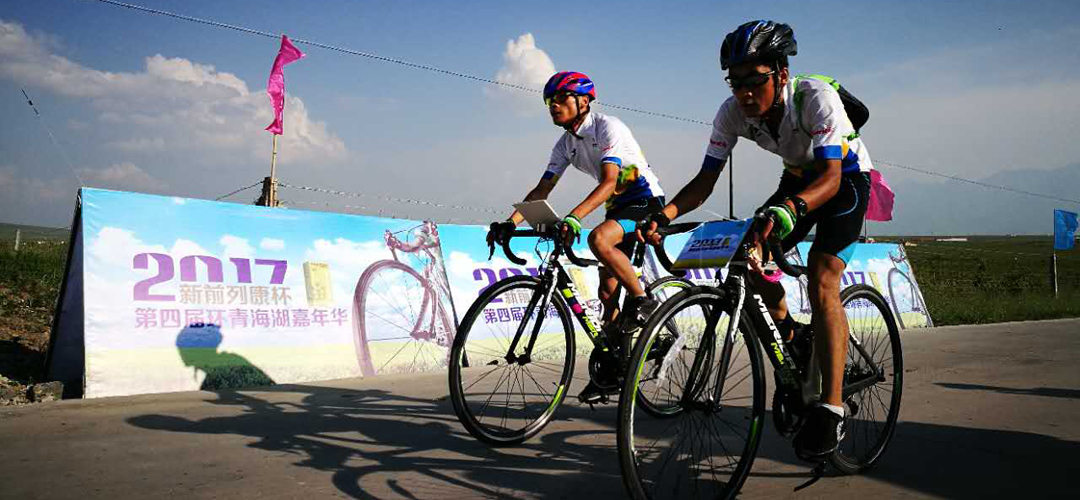 比赛中，运动员正在骑行