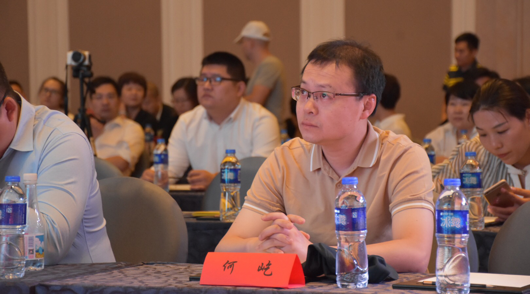 活动现场嘉宾认真听讲