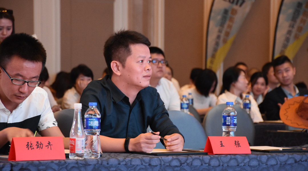 活动现场嘉宾认真听讲