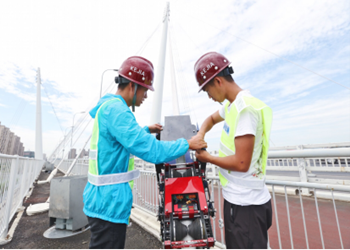 宁波城管部门首次应用机器人检测桥梁拉索护套