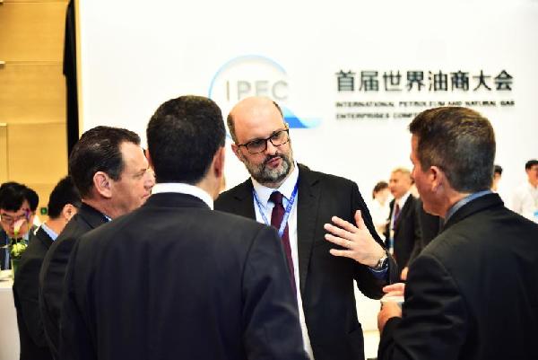 世界油商大会期间，各国客商友好交流