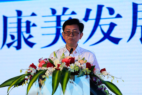 云南省原社科联主席范建华发表演讲
