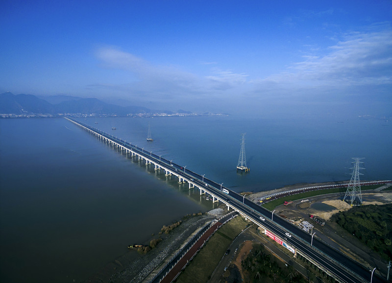 蓝天碧水映江桥