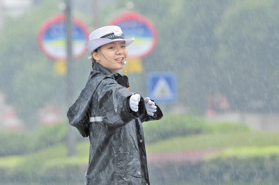 警花雨中绽放