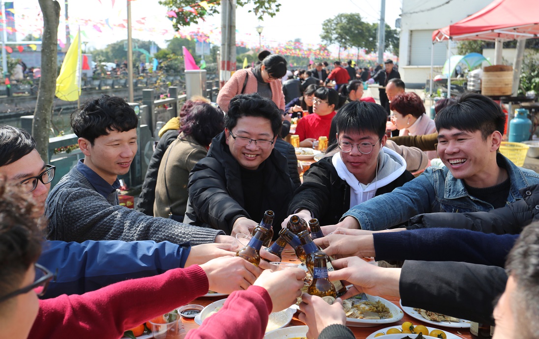 浙江平阳：办百家宴迎新春 喝分岁酒享年味