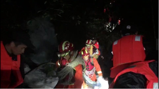 33名驴友被困山中 消防官兵14小时紧张营救