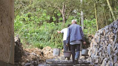 浙江杭州：76岁桐庐老人发誓修古道