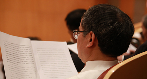 人大代表认真阅读政府工作报告