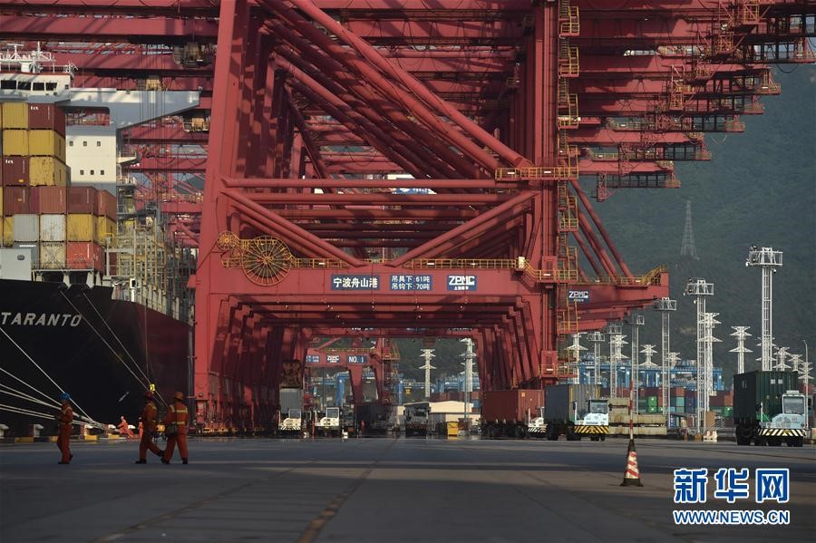 【操作法&ldquo;真人版&rdquo;】发挥劳模作用，带出更多劳模&mdash;&mdash;记全国劳动模范、宁波舟山港桥吊司机竺士杰