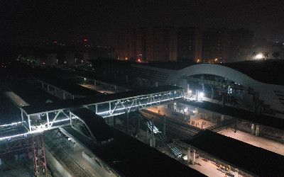 浙江苍南：火车站天桥进行“天窗点”顶推作业