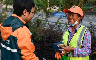 浙江湖州：愛心月餅送祝福