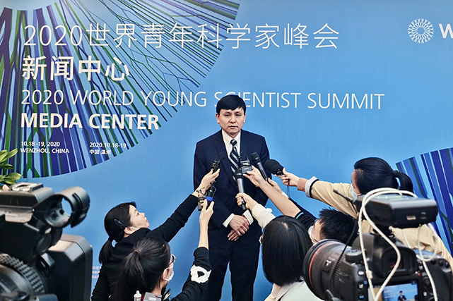 新华网：荷兰出现全球首例二次感染新冠肺炎病毒死亡病例，在您看来病毒是否在不断变异？