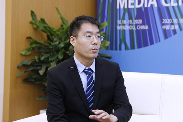 新华网：对于青年人才，尤其是青年科学家的培养，您有怎样体会和建议？