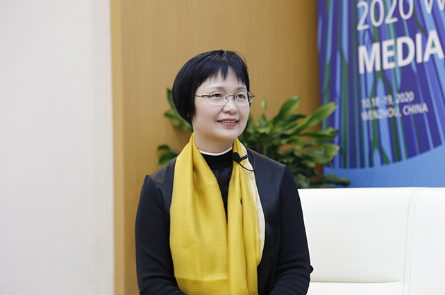 新华网：您曾多次奔赴深海大洋科考，遇到过哪些困难？又是如何克服的？