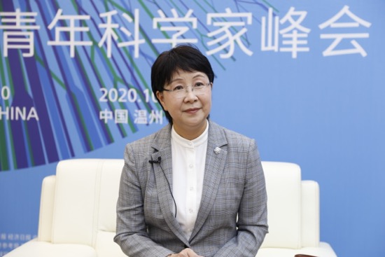 新华网：作为中国眼科医学领域的权威，您所在团队近几年做了哪些科研攻关？