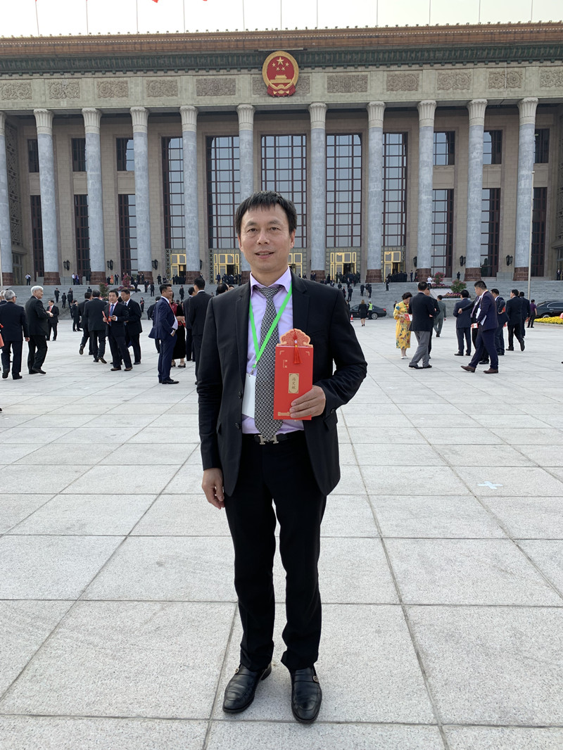 新华网：作为侨商，如何看待国内国际双循环新发展格局？您认为企业将面临怎样的机遇和挑战？