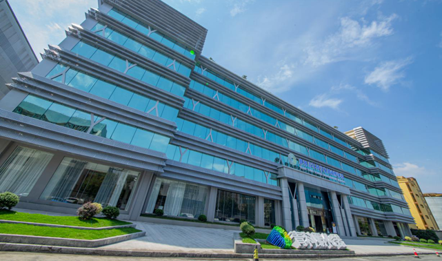 新华网：“过去创业就是创新，现在创新才能创业”。您认为如何才能吸引创新人才？