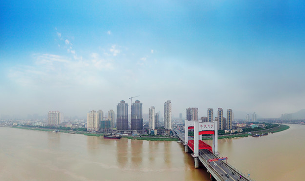 新华网：民生是最大的政治，龙港如何补齐民生短板，如何满足老百姓在教育、医疗等公共服务方面的新期盼，提高龙港市民的获得感幸福感？