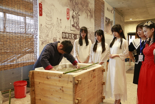 2021“书香杭州”系列活动启动仪式现场展位：非遗造纸技艺展示