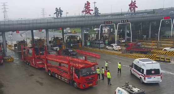 浙江：司机突发疾病昏厥 收费员追出10米紧急救援