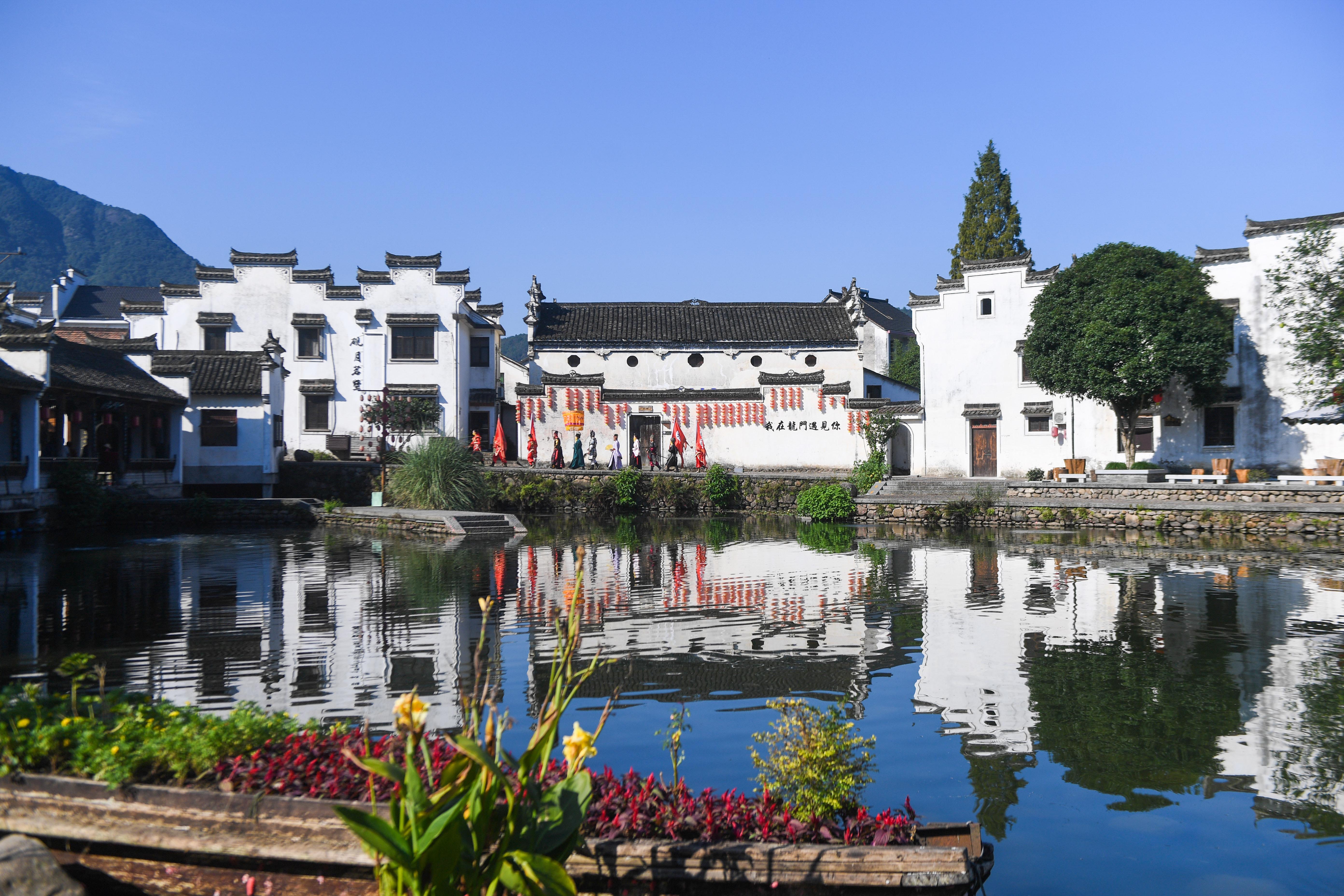 中央经济工作会议提出，要正确认识和把握实现共同富裕的战略目标和实践途径。浙江扎实推进高质量发展建设共同富裕示范区，将怎样在做大“蛋糕”的基础上切好“蛋糕”，为全国实现共同富裕先行探路？