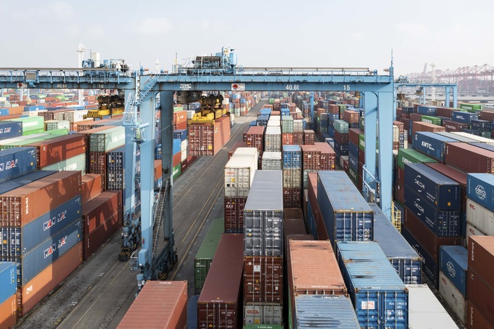 根据中央经济工作会议要求，2022年经济工作要稳字当头、稳中求进。浙江将如何落实会议精神，以新作为、新气象扛起“重要窗口”的责任担当？