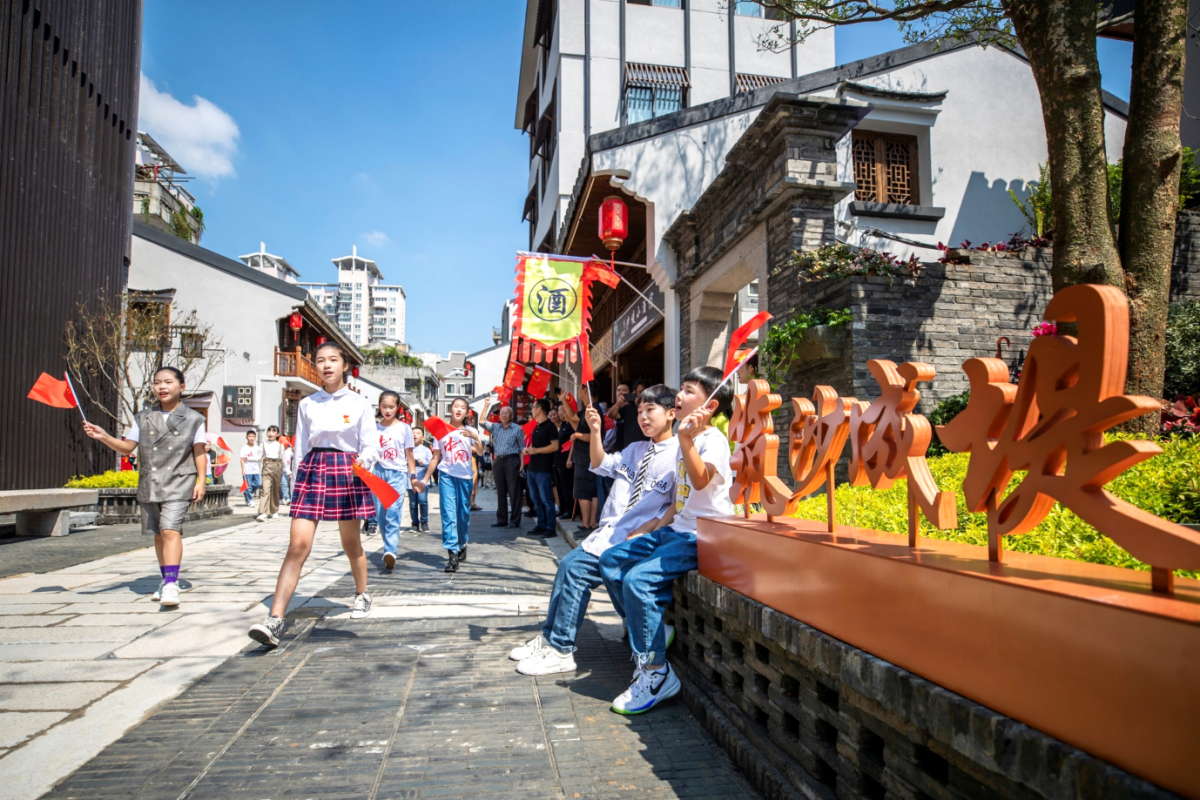 新华网：瑞安是一座底蕴深厚的千年古城，但提出了高水平打造“青春都市·幸福瑞安”。这是基于怎样的考虑？瑞安在提升城市吸引力方面进行了哪些探索？