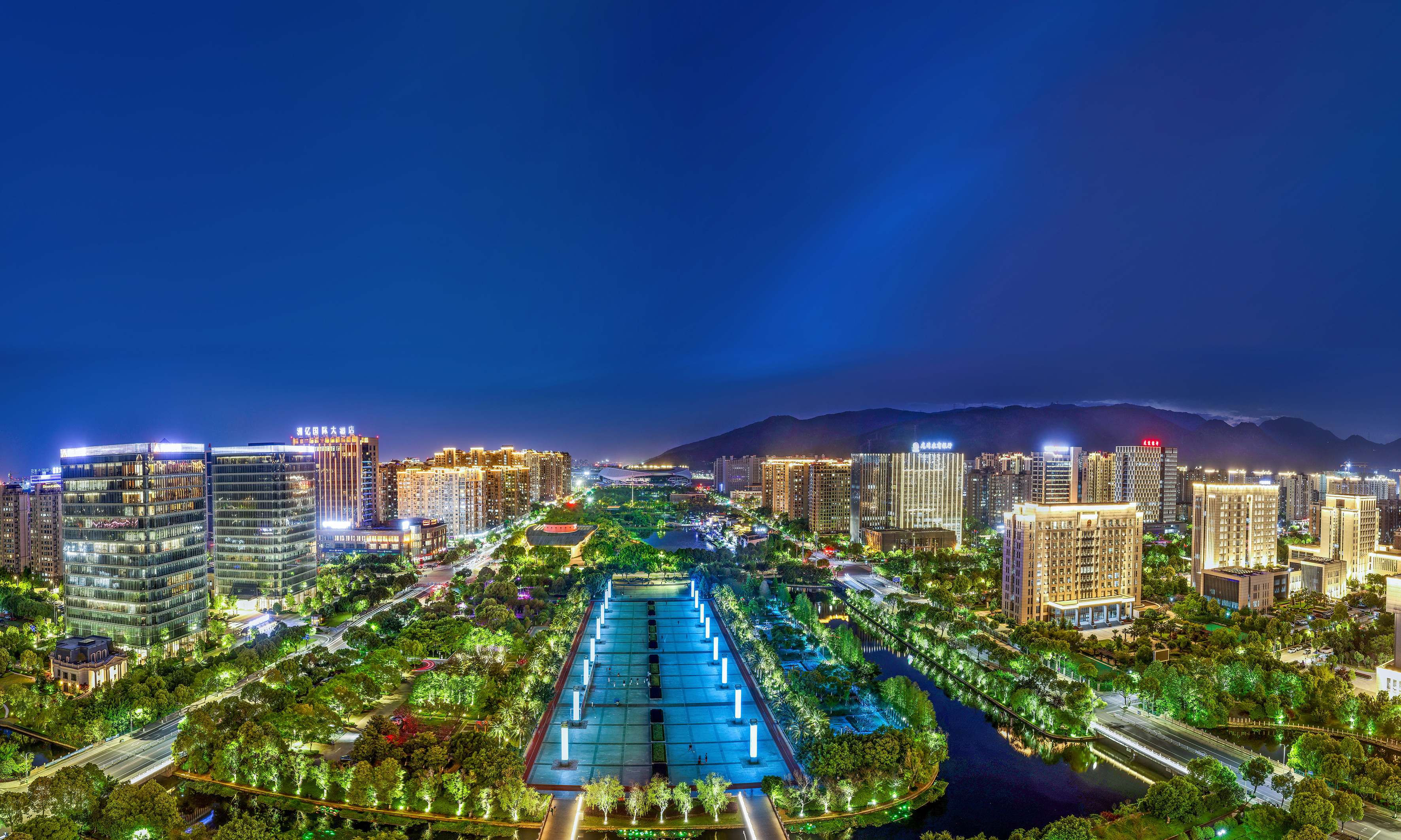 新华网：2021年是党和国家历史上具有里程碑意义的一年，在建党百年、&ldquo;十四五&rdquo;开局、共同富裕示范区起步的历史背景下，面对严峻复杂的形势，龙湾是如何做的？