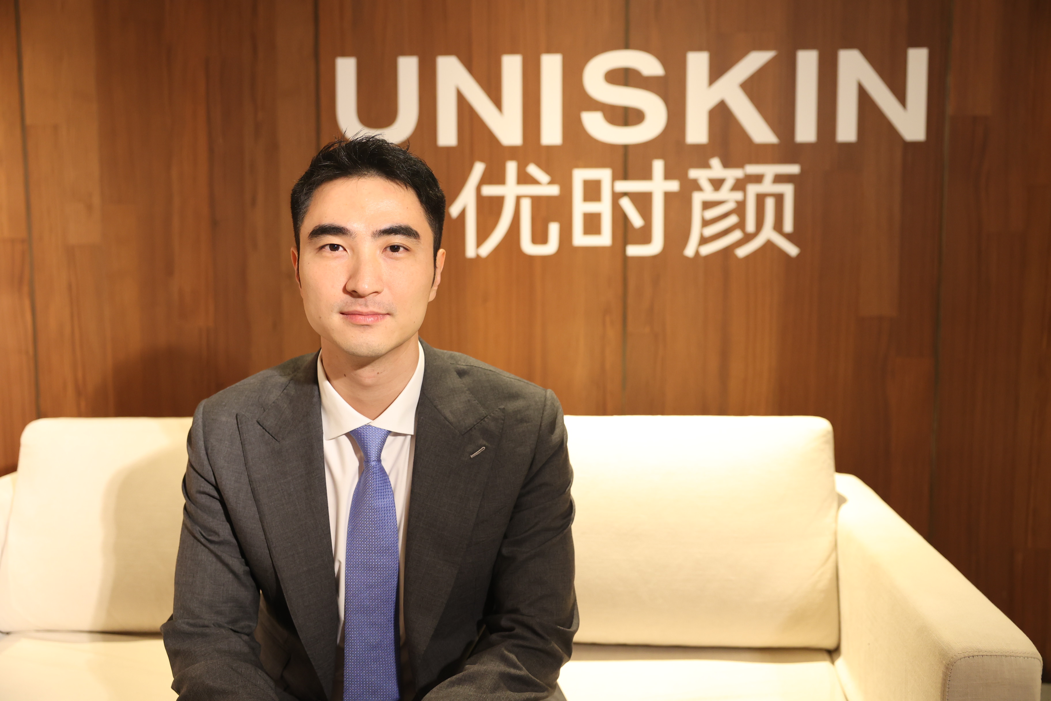 新华网：2022年《人体皮肤衰老评价标准》发布，优时颜作为撰写标准的组长单位，在这一年中有没有什么新的发现跟新的突破？