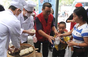 杭州西湖景区免费向游客发馒头