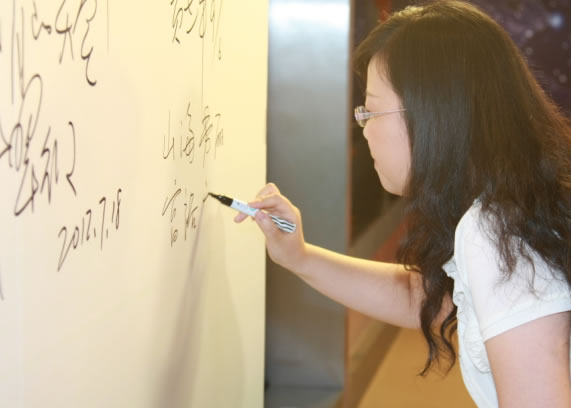 张燕为新华网浙江频道签名留言